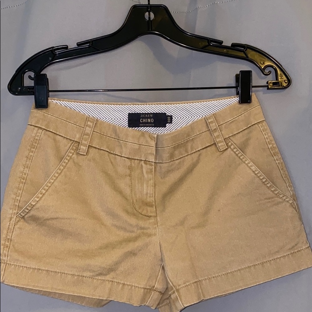 khaki shorts💫